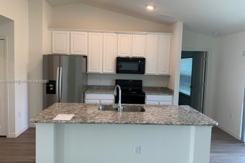 Снять в аренду виллу или дом в Порт-Сент-Луси, Флорида 3 спальни, 130.99м2, № 2065201 - фото 2