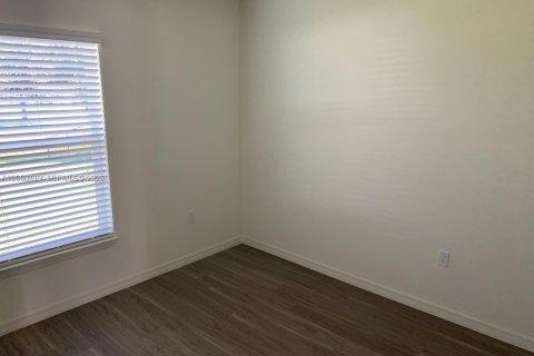 Снять в аренду виллу или дом в Порт-Сент-Луси, Флорида 3 спальни, 130.99м2, № 2065201 - фото 10