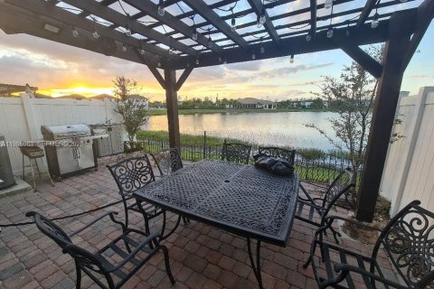 Купить виллу или дом в Хайалиа, Флорида 3 спальни, 158.58м2, № 2050882 - фото 16