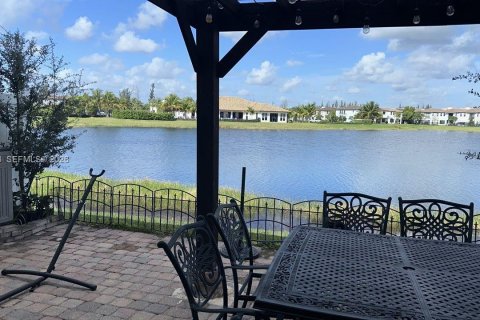 Купить виллу или дом в Хайалиа, Флорида 3 спальни, 158.58м2, № 2050882 - фото 2