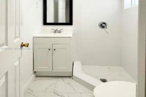 Propiedad comercial en venta en North Miami, Florida № 1992070 - foto 20