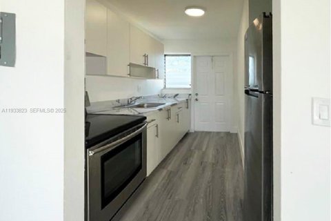 Propiedad comercial en venta en North Miami, Florida № 1992070 - foto 17