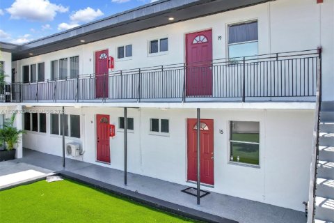 Propiedad comercial en venta en North Miami, Florida № 1992070 - foto 14