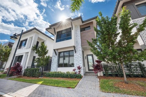 Casa en Doral, Florida 4 dormitorios, 209.68 m2 № 2030214