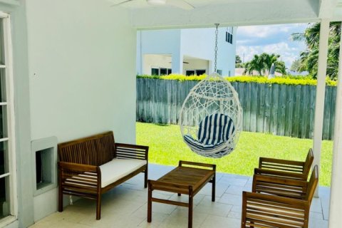 House in Delray Beach, Florida 3 bedrooms, 161.74 sq.m. № 2401252 - photo 24