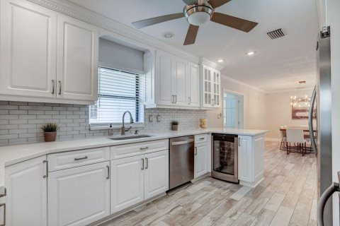 House in Delray Beach, Florida 3 bedrooms, 161.74 sq.m. № 2401252 - photo 8