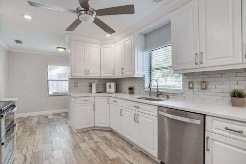 House in Delray Beach, Florida 3 bedrooms, 161.74 sq.m. № 2401252 - photo 7