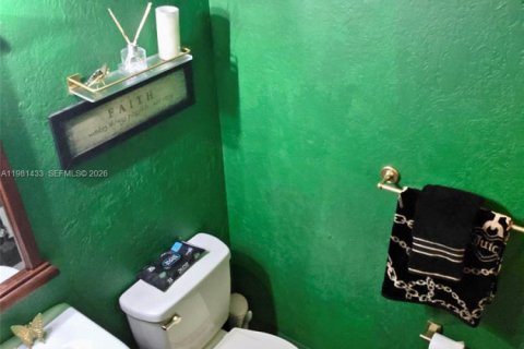 House in Miami, Florida 3 bedrooms, 192.21 sq.m. № 2046915 - photo 8