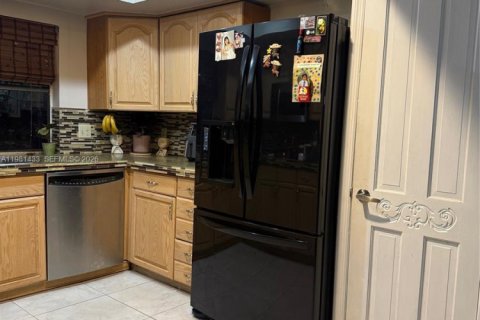 House in Miami, Florida 3 bedrooms, 192.21 sq.m. № 2046915 - photo 15