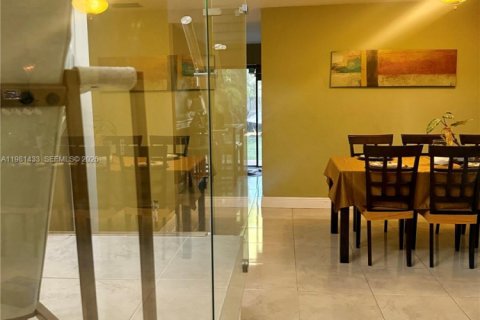 House in Miami, Florida 3 bedrooms, 192.21 sq.m. № 2046915 - photo 3