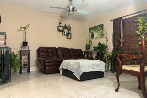 House in Miami, Florida 3 bedrooms, 192.21 sq.m. № 2046915 - photo 4