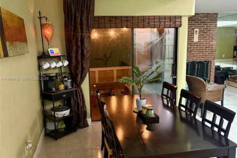 House in Miami, Florida 3 bedrooms, 192.21 sq.m. № 2046915 - photo 5