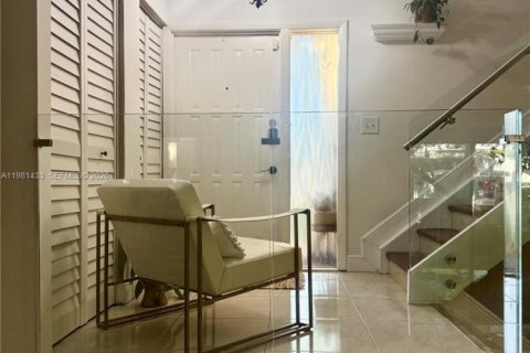 House in Miami, Florida 3 bedrooms, 192.21 sq.m. № 2046915 - photo 2