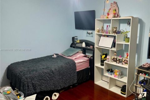 House in Miami, Florida 3 bedrooms, 192.21 sq.m. № 2046915 - photo 24