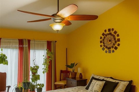 House in Miami, Florida 3 bedrooms, 192.21 sq.m. № 2046915 - photo 18