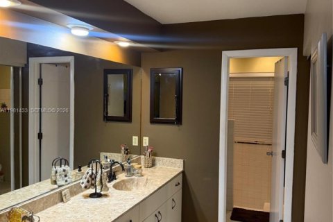 House in Miami, Florida 3 bedrooms, 192.21 sq.m. № 2046915 - photo 16