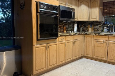 House in Miami, Florida 3 bedrooms, 192.21 sq.m. № 2046915 - photo 13