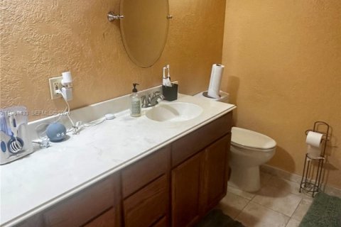 House in Miami, Florida 3 bedrooms, 192.21 sq.m. № 2046915 - photo 22