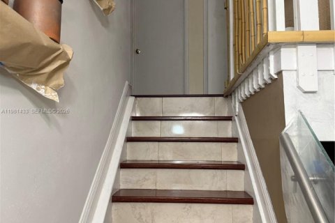 House in Miami, Florida 3 bedrooms, 192.21 sq.m. № 2046915 - photo 19