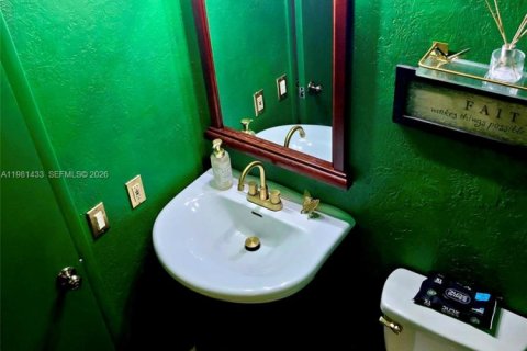 House in Miami, Florida 3 bedrooms, 192.21 sq.m. № 2046915 - photo 9