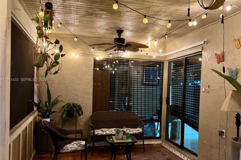 House in Miami, Florida 3 bedrooms, 192.21 sq.m. № 2046915 - photo 27