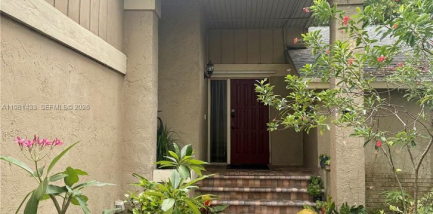 House in Miami, Florida 3 bedrooms, 192.21 sq.m. № 2046915