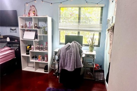 House in Miami, Florida 3 bedrooms, 192.21 sq.m. № 2046915 - photo 23