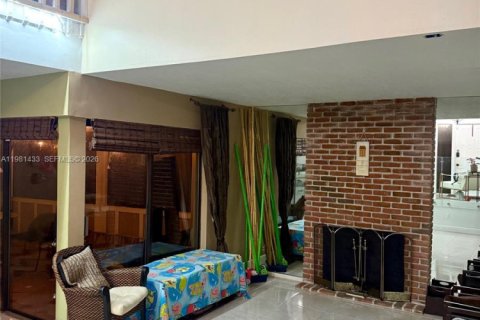 House in Miami, Florida 3 bedrooms, 192.21 sq.m. № 2046915 - photo 6