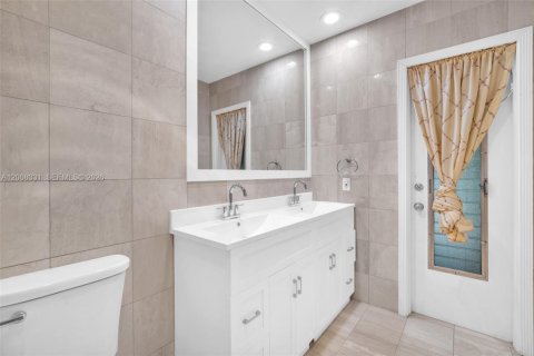 Casa en alquiler en Hollywood, Florida, 5 dormitorios, 231.88 m2 № 2071886 - foto 28