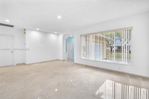 Casa en alquiler en Hollywood, Florida, 5 dormitorios, 231.88 m2 № 2071886 - foto 6