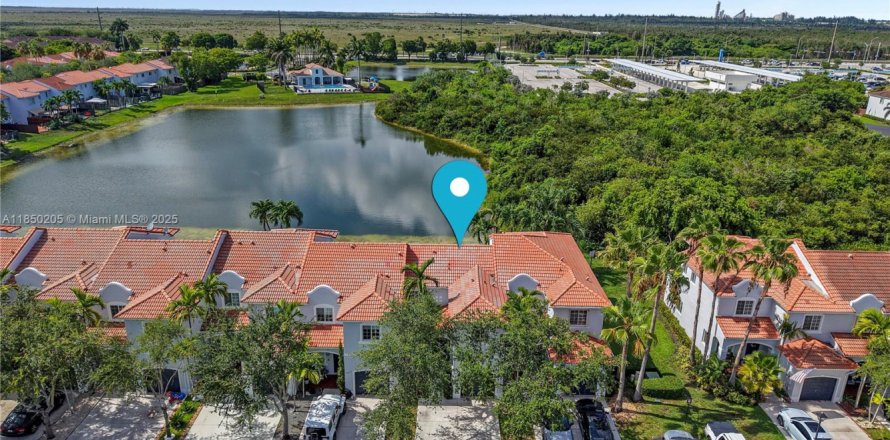 Townhouse in Miami, Florida 3 bedrooms, 127.09 sq.m. № 1890576