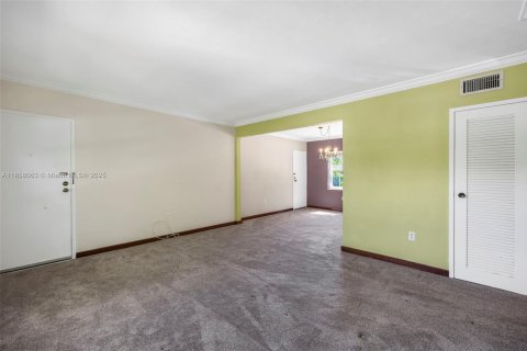 Condo in Miami, Florida, 2 bedrooms  № 1888033 - photo 4