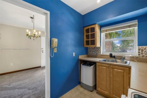 Condo in Miami, Florida, 2 bedrooms  № 1888033 - photo 13
