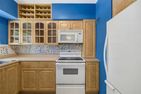 Condo in Miami, Florida, 2 bedrooms  № 1888033 - photo 10