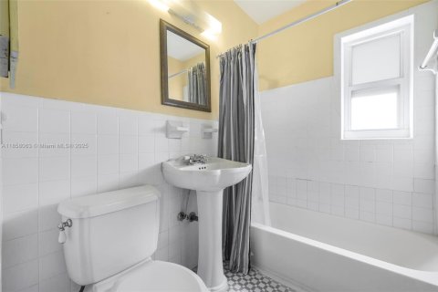 Condo in Miami, Florida, 2 bedrooms  № 1888033 - photo 17