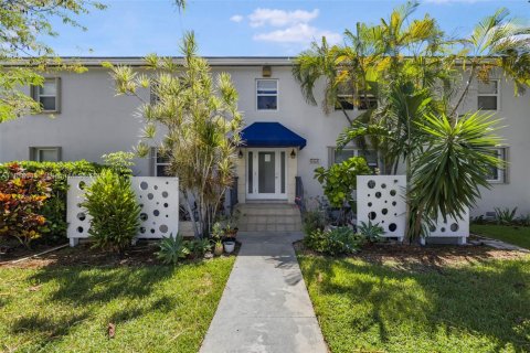 Condo in Miami, Florida, 2 bedrooms  № 1888033 - photo 1