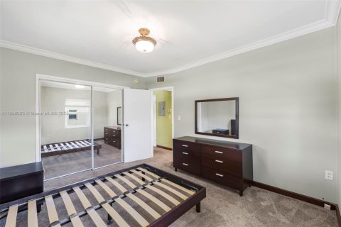 Condo in Miami, Florida, 2 bedrooms  № 1888033 - photo 16