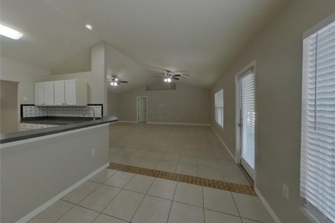 Casa en alquiler en Spring Hill, Florida, 3 dormitorios, 172.43 m2 № 1912686 - foto 4