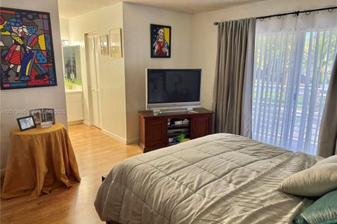 Condo in Miami, Florida, 3 bedrooms  № 2076475 - photo 18
