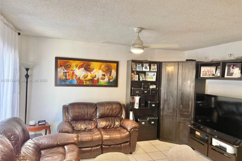 Condo in Miami, Florida, 3 bedrooms  № 2076475 - photo 12