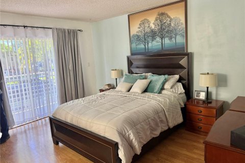 Condo in Miami, Florida, 3 bedrooms  № 2076475 - photo 17