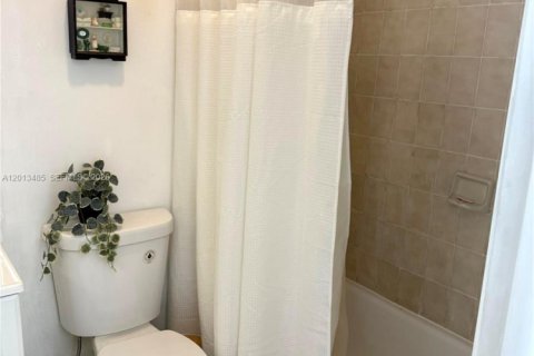 Condo in Miami, Florida, 3 bedrooms  № 2076475 - photo 15
