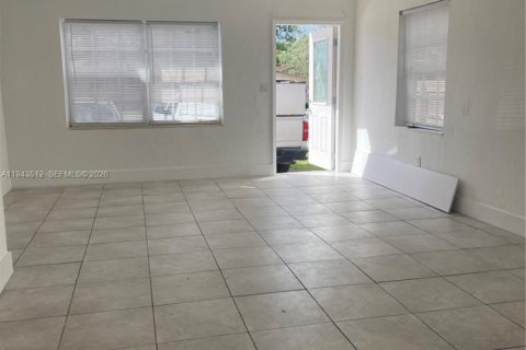 House in Hialeah, Florida 2 bedrooms, 210.24 sq.m. № 2000329 - photo 19
