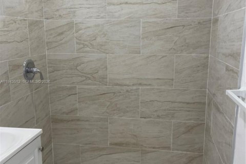 House in Hialeah, Florida 2 bedrooms, 210.24 sq.m. № 2000329 - photo 12