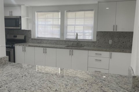 House in Hialeah, Florida 2 bedrooms, 210.24 sq.m. № 2000329 - photo 4