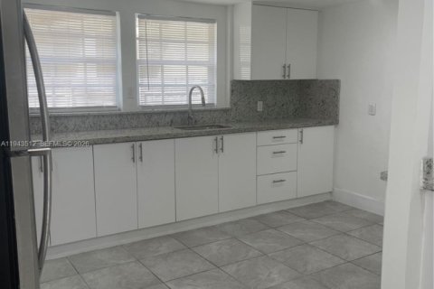 House in Hialeah, Florida 2 bedrooms, 210.24 sq.m. № 2000329 - photo 8