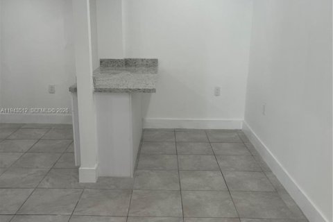 House in Hialeah, Florida 2 bedrooms, 210.24 sq.m. № 2000329 - photo 3