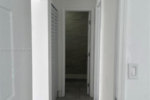 House in Hialeah, Florida 2 bedrooms, 210.24 sq.m. № 2000329 - photo 15