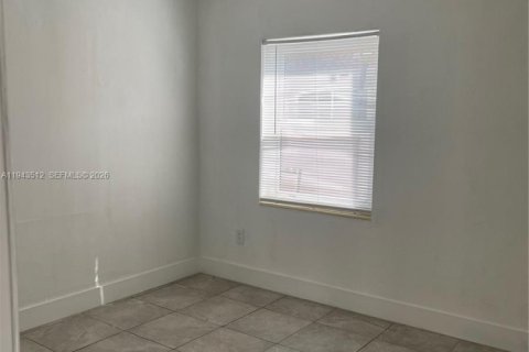 House in Hialeah, Florida 2 bedrooms, 210.24 sq.m. № 2000329 - photo 17