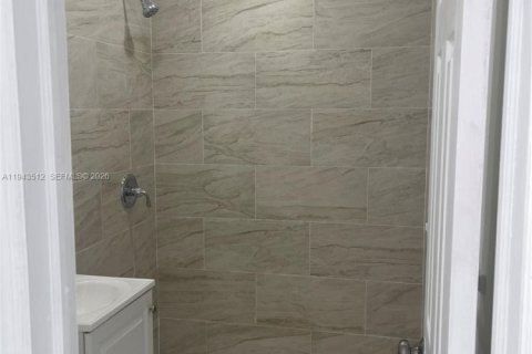 House in Hialeah, Florida 2 bedrooms, 210.24 sq.m. № 2000329 - photo 10